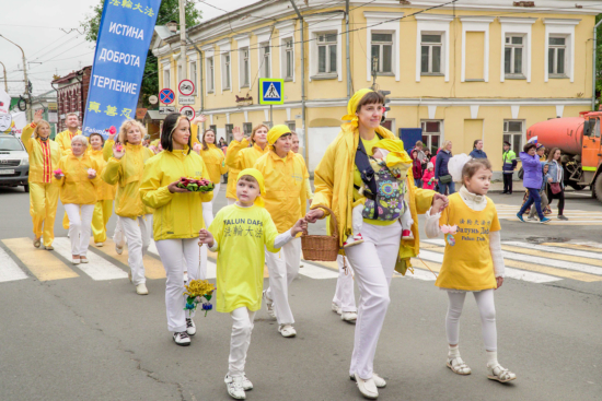 Участники праздничной колонны последователей Фалунь Дафа. Фото: faluninfo.ru