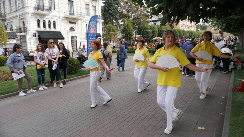 Исполнение китайского танца с веерами последователями Фалуньгун на праздничном мероприятии в День города Кисловодска, сентябрь, 2019 г.