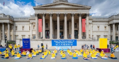 Практикующие Фалуньгун медитируют на Трафальгарской площади, Лондон, 1 сентября 2019 года