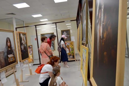 Посетители внимательно рассматривают выставленные картины