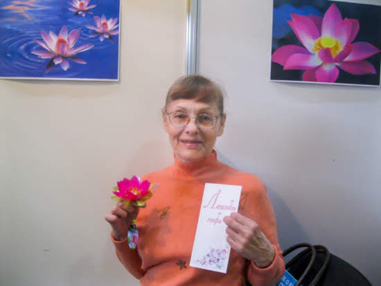 Пенсионерка Надежда показывает сделанный ею красочный цветок лотоса