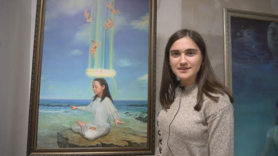 Студентке Ангелине особенно понравилась картина, возле которой она сфотографировалась. Пятигорск, 2019 г.