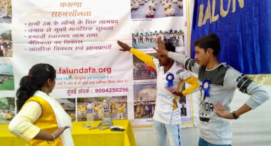 Десятки тысяч людей проявляют интерес к Фалунь Дафа на ежегодном мероприятии в Корегаон Бхима (Индия)