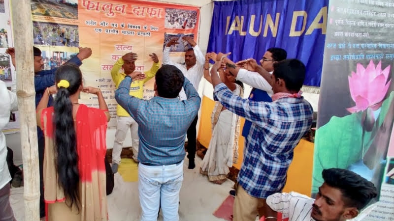 Десятки тысяч людей проявляют интерес к Фалунь Дафа на ежегодном мероприятии в Корегаон Бхима (Индия)