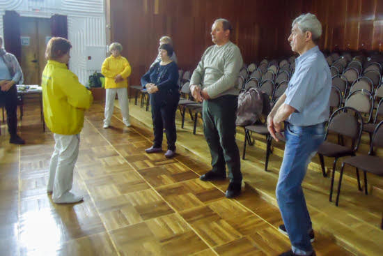 Участники презентации обучаются упражнениям Фалуньгун, 2020 г.