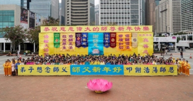 1 января практикующие Фалунь Дафа собрались на Эдинбургской площади в Гонконге, чтобы отпраздновать Новый год и пожелать Учителю Ли Хунчжи, основателю Фалунь Дафа, счастливого Нового года.