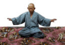 Корейский монах, практикующий Фалунь Дафа, выполняет медитативное упражнение Фалунь Дафа