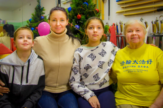 Нина Климова со своей дочерью Ксенией и внуками Яной, 12 лет, и Тимуром, 9 лет