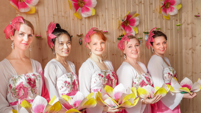 Последователи Фалуньгун – участницы танцевального коллектива «Лотос»