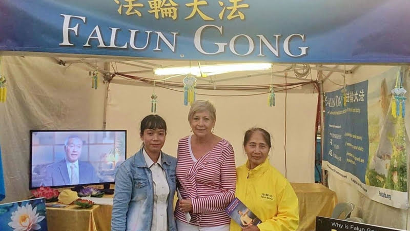 Дженнифер Рейнкин (в центре), бывший член парламента, с практикующими Фалуньгун на праздничном мероприятии в Аделаиде (Австралия)