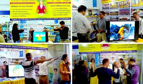 Практикующие Фалуньгун обучают желающих упражнениям на Международной книжной ярмарке в Колкате