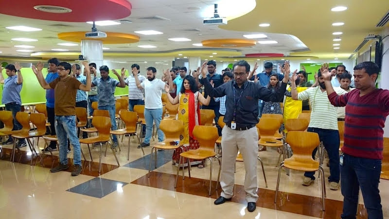 Сотрудники ИТ-компании в Пуне (Индия) под руководством практикующих Фалуньгун обучаются упражнениям