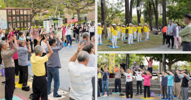 Гуляющие в популярном месте отдыха города Гаосюн (Тайвань) могут не только наблюдать демонстрацию упражнений Фалуньгун, но и присоединиться к практикующим. Фото: minghui.org