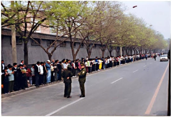 Более десяти тысяч практикующих Фалуньгун собрались в Пекине 25 апреля 1999 года, чтобы мирно призвать к освобождению практикующих, задержанных накануне в Тяньцзине