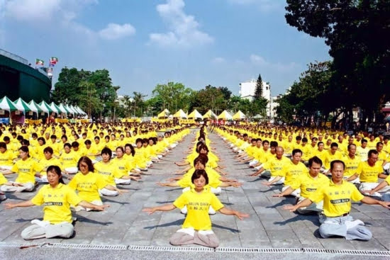 Спортивный комитет города Тайнаня пригласил тысячу местных практикующих Фалуньгун провести демонстрацию упражнений во время открытия спортивного праздника, состоявшегося 25 сентября 2004 года