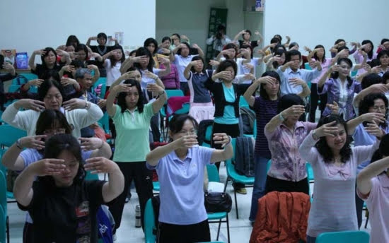 Около ста человек из отдела здравоохранения и социального обеспечения города Тайнаня выполняют упражнения Фалуньгун и изучают книги Фалуньгун
