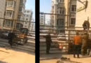 В Харбине рабочие строят временную стену для изоляции жилого комплекса. Скриншот с видео china-today.ru