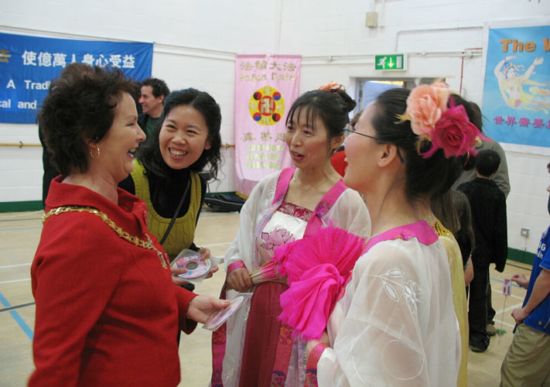 Благодарность практикующим Фалуньгун за их вклад в дела местной общины