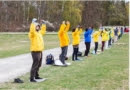 Практикующие демонстрируют упражнения Фалуньгун перед зданием посольства Китая в Стокгольме, 24.04.2020 г.