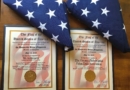 Два флага, которые были подняты над зданием Капитолия, и специальные сертификаты, вручённые Ассоциации Фалунь Дафа Большой Филадельфии офисом конгрессмена Брайана Фитцпатрика, май 2020 г. 