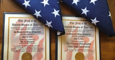 Два флага, которые были подняты над зданием Капитолия, и специальные сертификаты, вручённые Ассоциации Фалунь Дафа Большой Филадельфии офисом конгрессмена Брайана Фитцпатрика, май 2020 г. 