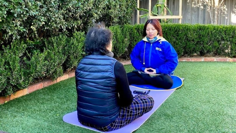 Май Фам и её мать выполняют медитацию Фалунь Дафа (Фалуньгун)