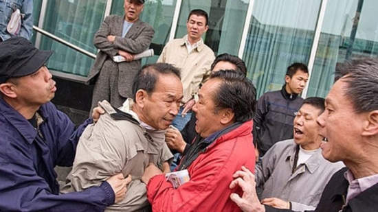 Житель города Флашинг Эдмонд Эрх подвергся нападению, когда добровольно работал в центре помощи выхода из компартии Китая во Флашинге в штате Нью-Йорк 10 июля 2008 года. Фото: faluninfo.net