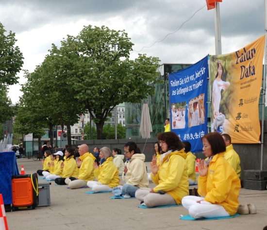 Практикующие Фалуньгун в Германии празднуют Всемирный День Фалунь Дафа