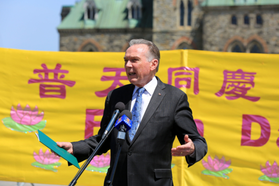 Питер Кент во время выступления на митинге на Парламентском холме в честь празднования 26-й годовщины Фалунь Дафа 9 мая 2018 года