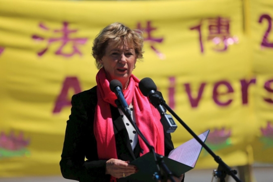 Джуди Сгро во время выступления на Парламентском холме в честь празднования 20 годовщины Всемирного Дня Фалунь Дафа 13 мая 2019 года