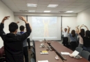 Участники семинара изучают упражнения Фалуньгун