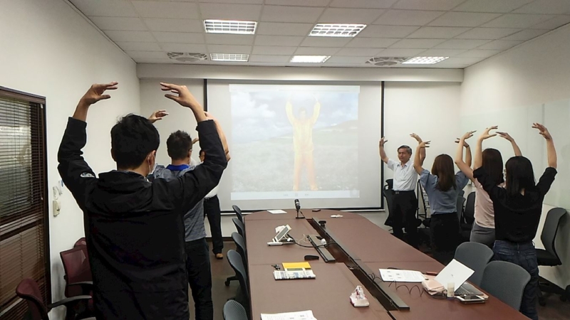 Участники семинара изучают упражнения Фалуньгун
