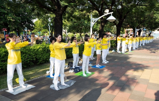 Последователи Фалуньгун уезда Пиндун демонстрируют упражнения Фалуньгун
