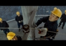 Кадр из фильма «Вечные пятьдесят минут», на котором последователи Фалуньгун присоединяются к линии передачи телевизионного сигнала