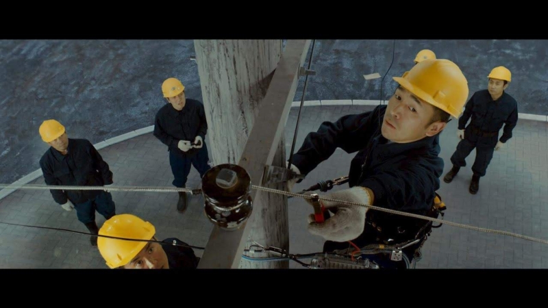Кадр из фильма «Вечные пятьдесят минут», на котором последователи Фалуньгун присоединяются к линии передачи телевизионного сигнала
