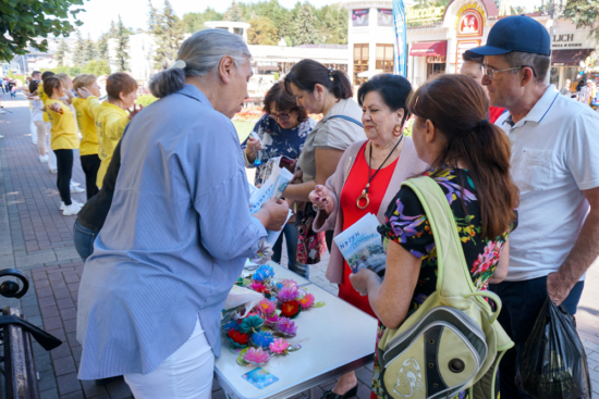 Люди интересуются информацией о Фалунь Дафа