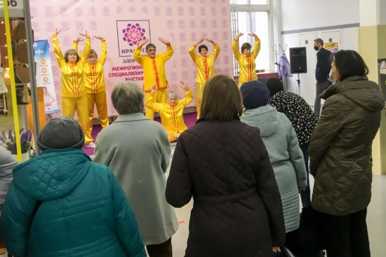 Практикующие Фалуньгун считают: здоровое тело определяется здоровым духом ьгун исполняет китайский танец династии Тан. Санкт-Петербург, ноябрь 2020 г.