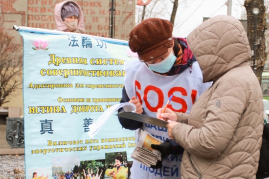 Сбор подписей под петицией против геноцида в Китае