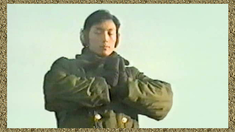 Военнослужащий выполняет упражнения Фалуньгун, Китай, 1999 год