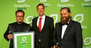 Йоханнес Дерндорфер (в центре) на вручении премии GreenTech Award в 2015 году