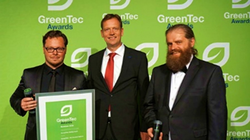 Йоханнес Дерндорфер (в центре) на вручении премии GreenTech Award в 2015 году