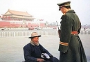 Пекин, площадь Тяньаньмэнь. Пожилой человек и страж порядка