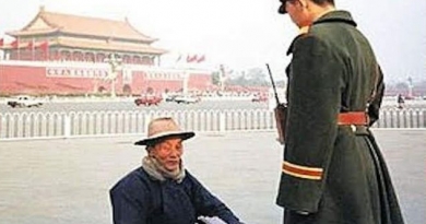 Пекин, площадь Тяньаньмэнь. Пожилой человек и страж порядка