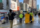 Сотрудники FEHD попытались помешать практикующим Фалуньгун установить стенды и плакаты в Монгкок на Аргайл-стрит. Гонконг, 29 января 2021 г.