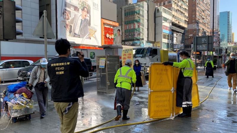 Сотрудники FEHD попытались помешать практикующим Фалуньгун установить стенды и плакаты в Монгкок на Аргайл-стрит. Гонконг, 29 января 2021 г.
