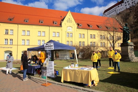 Практикующие Фалунь Дафа провели информационное мероприятие в Ландсхуте (Германия) 28 февраля 2021 года. Фото https://mingh.info/html/articles/2021/3/10/1160014.html