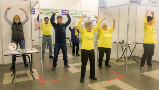 Демонстрация упражнений Фалуньгун в Выставочном Центре «Евразия»