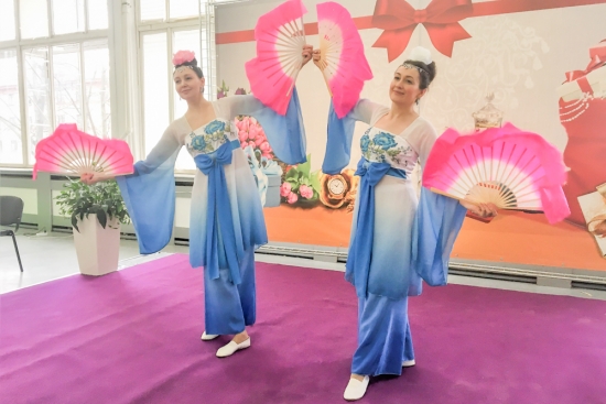 Практикующие Фалуньгун показывают традиционный китайский танец