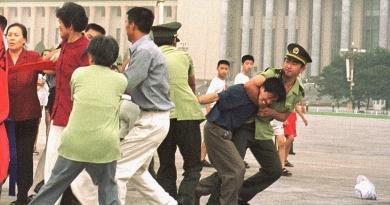 Аресты практикующих Фалуньгун на площади Тяньаньмэнь в Пекине