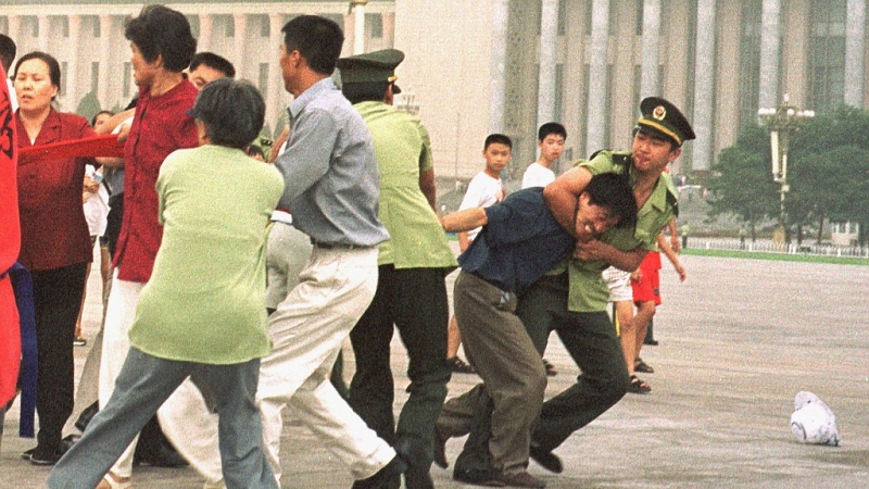 Аресты практикующих Фалуньгун на площади Тяньаньмэнь в Пекине
